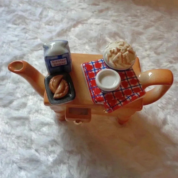 Teapot Pie Baking Figurine - Picture 9 of 10